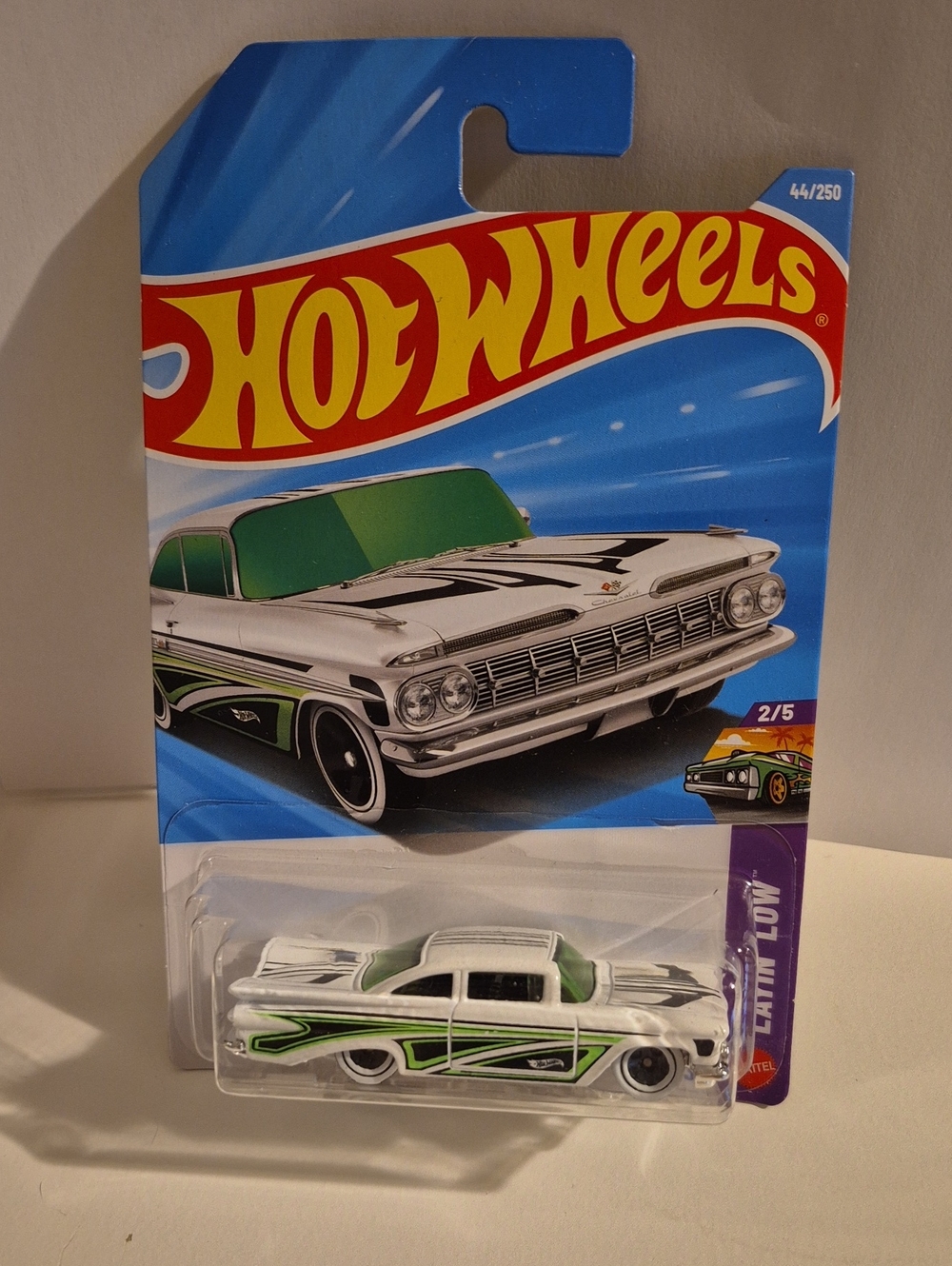 D10  Hot Wheels 59 Chevy impala plus shipping protector